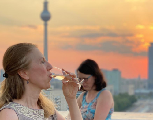 Frau trink Sekt vor berliner Skyline