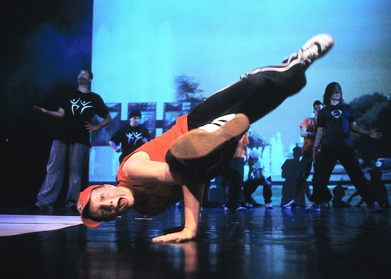 Jugendliche tanzen Breakdance in Show