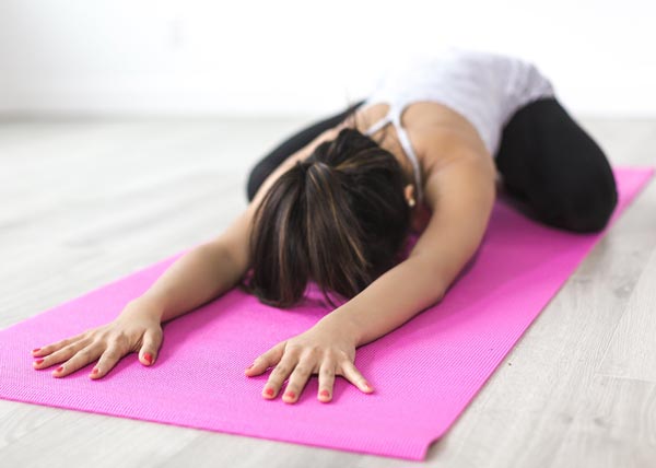 Frau bei Yoga Übung