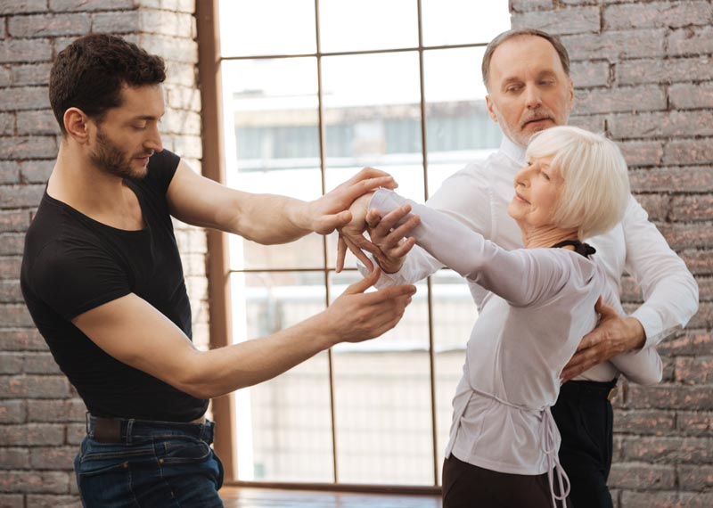Seniorenpaar tanzenlerner mit dem Tanzlehrer