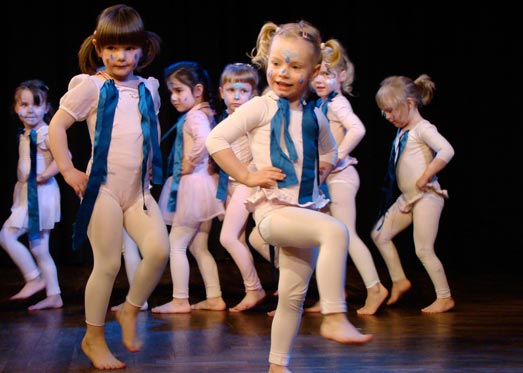Kleine Kinder tanzen bei Tanzshow