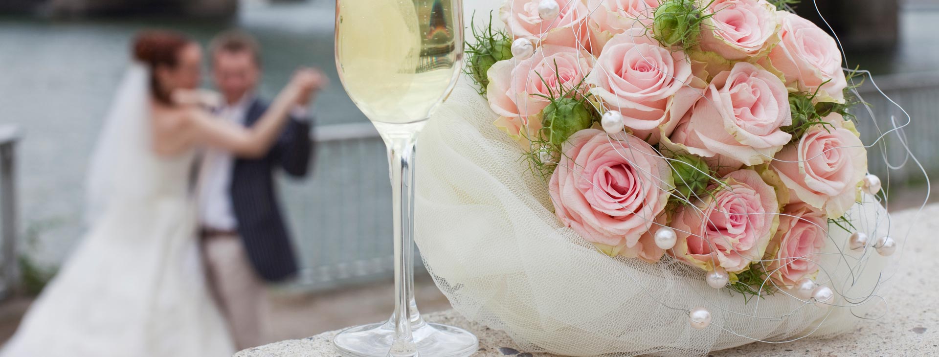 Brautpaar tanzen beim Hochzeit